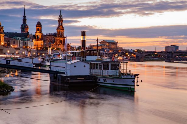 Dresden Dampfer Altstadt Dampfer auf der Elbe mit beleuchteter Altstadt im Sonnenuntergang